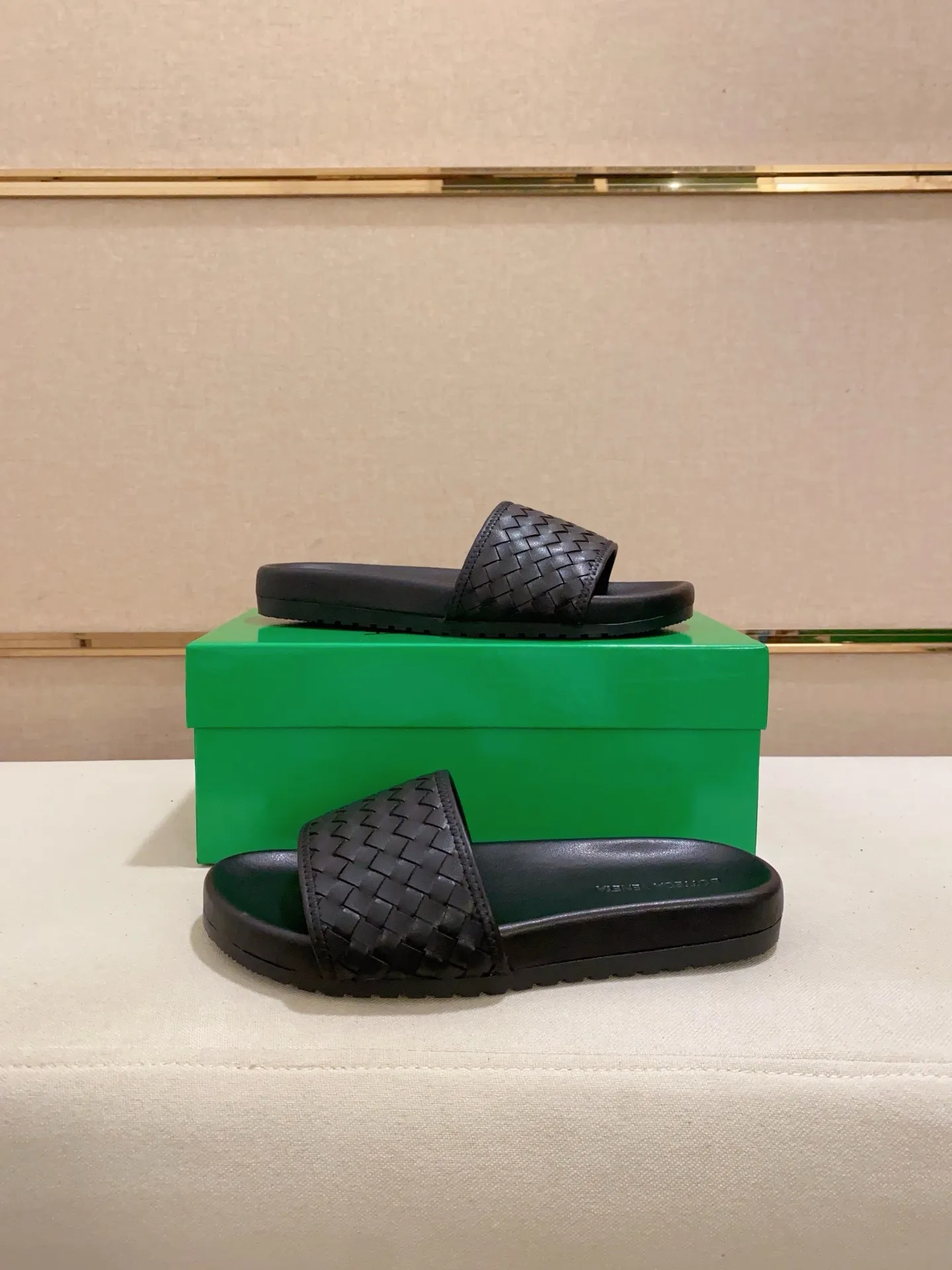 Men's shoes 💰: 320💰[BV~Bottega Veneta] Trendy new slippers are on the market. Same style as the official website. Counter quality [strong][strong][strong] Selected cow patent leather weaving. High-end atmosphere. Very cost-effective. Original wear-resistant rubber outsole. Fine workmanship. The upper layer of materials is used. The quality is visible. Shoe size 38-45.
